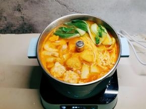 最后放入叶菜和金针菇，加盐调味。