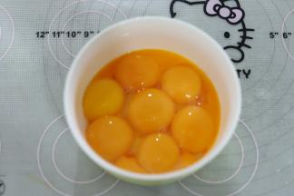 先分离蛋黄和蛋白，蛋白磕入厨师机桶内，放入冰箱冷冻备用。