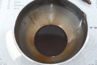 以可可戚风为例：准备一个打蛋盆，倒入玉米油，小火加热至60度左右，加入可可粉拌匀（抹茶蛋糕卷同样也是加入玉米油后加入抹茶粉拌匀）。