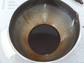 以可可戚风为例：准备一个打蛋盆，倒入玉米油，小火加热至60度左右，加入可可粉拌匀（抹茶蛋糕卷同样也是加入玉米油后加入抹茶粉拌匀）。