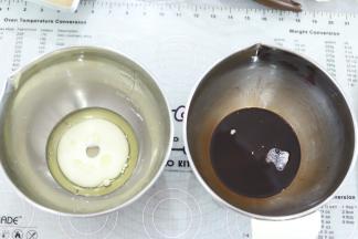 加入牛奶，用手动打蛋器搅拌至乳化。