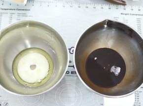 加入牛奶，用手动打蛋器搅拌至乳化。