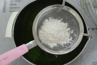 低粉筛入油奶混合物内，混合至无干粉。