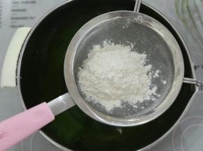 低粉筛入油奶混合物内，混合至无干粉。