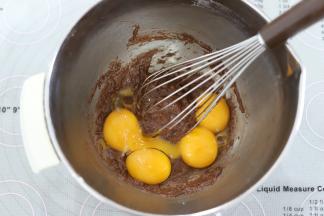 磕入蛋黄。（12个蛋黄分别原味4个，抹茶4个，可可4个）