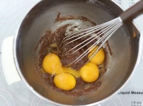磕入蛋黄。（12个蛋黄分别原味4个，抹茶4个，可可4个）