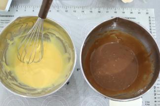 拌至顺滑的蛋黄糊（抹茶、原味、可可在加入牛奶、低粉、蛋黄步骤都是相同的）。