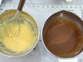 拌至顺滑的蛋黄糊（抹茶、原味、可可在加入牛奶、低粉、蛋黄步骤都是相同的）。