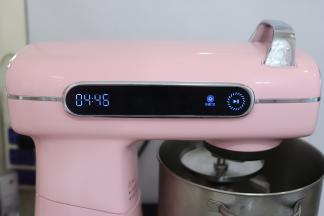 取出蛋白滴入柠檬汁，君焙G1厨师机设置快速打发，先4档打发至粗泡。