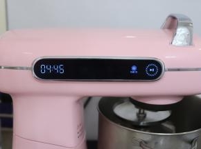 取出蛋白滴入柠檬汁，君焙G1厨师机设置快速打发，先4档打发至粗泡。
