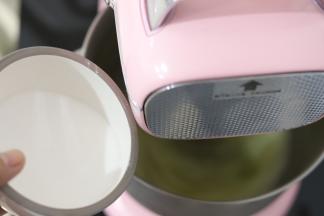 细砂糖分三次加入蛋白内，此时预热烤箱，选择风炉功能，温度140度。