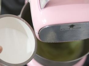 细砂糖分三次加入蛋白内，此时预热烤箱，选择风炉功能，温度140度。