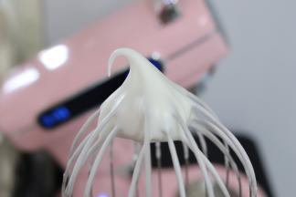 打发至湿性发泡，即大弯钩。