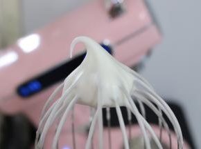 打发至湿性发泡，即大弯钩。