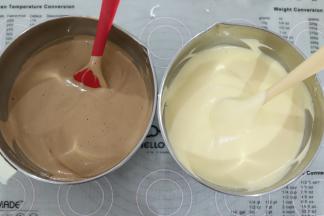 先将打发好的蛋白分成三份，然后分别分三次将蛋糕糊和打发好的蛋白用翻拌手法拌匀。