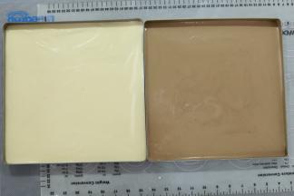 28x28的方形烤盘内抹上一层薄薄的玉米油，倒入蛋糕糊，轻震去气泡。