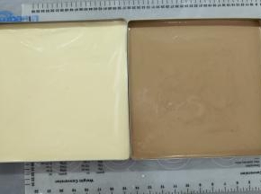 28x28的方形烤盘内抹上一层薄薄的玉米油，倒入蛋糕糊，轻震去气泡。