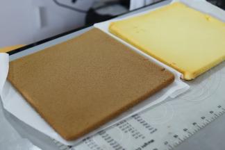 出炉轻震几下，放2-3分钟散热气再盖上油纸倒扣放凉。