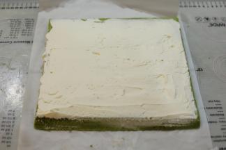 淡奶油加细砂糖打发至裱花状态，均匀地抹在蛋糕的反面（蛋糕卷温热时即可抹上奶油）。