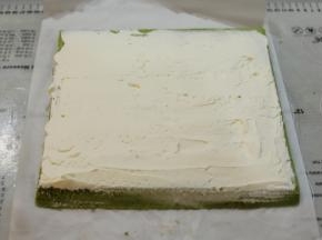 淡奶油加细砂糖打发至裱花状态，均匀地抹在蛋糕的反面（蛋糕卷温热时即可抹上奶油）。