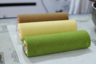 借助擀面杖卷好，放入冰箱冷藏定型。