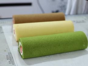 借助擀面杖卷好，放入冰箱冷藏定型。