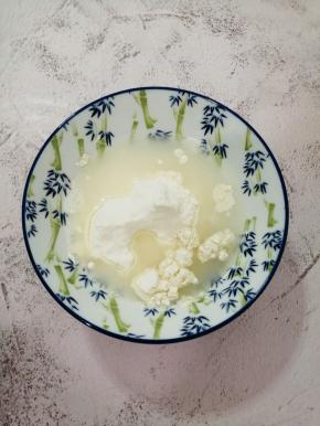 在加入水搅拌成面糊