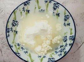 在加入水搅拌成面糊