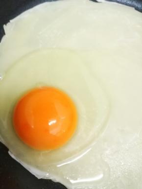 然后打入一个鸡蛋