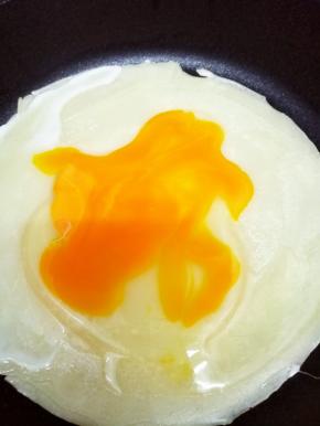 用刮刀把鸡蛋刮均匀