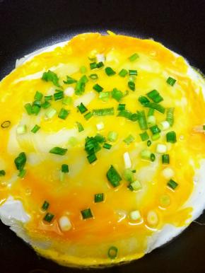 在放上小葱花，葱洗干净切成葱花，看见鸡蛋液凝固了，如果没有熟可以翻到另一面在烙一分钟