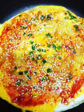 然后在撒上白芝麻煎熟即可取出来