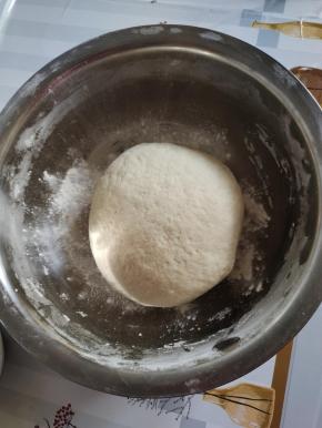 面粉中加入酵母，糖混合均匀，放入适量的温水揉成光滑的面团！