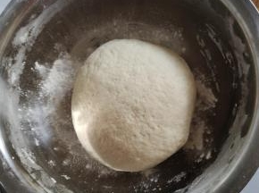 面粉中加入酵母，糖混合均匀，放入适量的温水揉成光滑的面团！