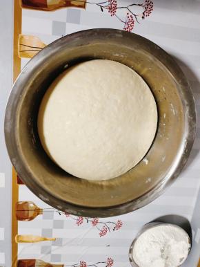 放在温暖处，发酵至两倍大！(我每次是锅里倒适量的开水，放一个蒸蓖，把放面团的盆子放在蒸蓖上，再盖上盖子保温，这样发酵的快，天气再冷也不用担心面发酵不好了！切记面盆不要接触到开水哦！)