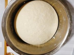 放在温暖处，发酵至两倍大！(我每次是锅里倒适量的开水，放一个蒸蓖，把放面团的盆子放在蒸蓖上，再盖上盖子保温，这样发酵的快，天气再冷也不用担心面发酵不好了！切记面盆不要接触到开水哦！)