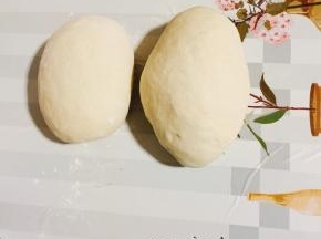 发酵好的面团充分揉搓排气，分成若干小份儿！面剂子大小随你喜欢调整！