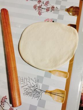 取一个面剂子，揉圆按扁，用擀面杖擀成筷子厚度的面片！