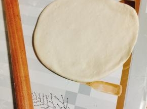 取一个面剂子，揉圆按扁，用擀面杖擀成筷子厚度的面片！