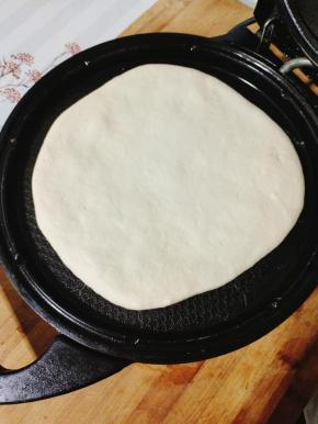 放入提前预热好的电饼铛中！(不用放一滴油哦！)