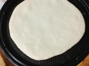 放入提前预热好的电饼铛中！(不用放一滴油哦！)