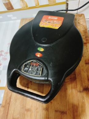 盖上盖子，烙5分钟左右！(指示灯闪烁两次，周围没有冒水蒸气即可！)