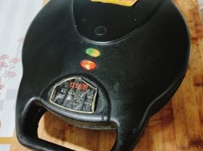 盖上盖子，烙5分钟左右！(指示灯闪烁两次，周围没有冒水蒸气即可！)