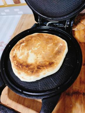 烙好的火烧馍，颜色金黄，用铲子敲一下，嘭嘭响，用手颠一下，很轻，就说明熟了！