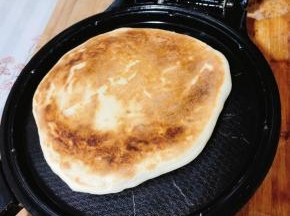 烙好的火烧馍，颜色金黄，用铲子敲一下，嘭嘭响，用手颠一下，很轻，就说明熟了！