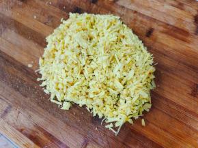 生姜洗净，切成小丁，也可以根据自己的喜好切成姜丝！