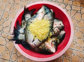 把切好的生姜放进鱼肉里面！