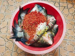 加入适量的辣椒粉，不喜欢吃辣的朋友也可以不加！