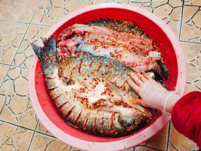 戴上硅胶手套，把所有的料混合在一起，均匀的涂抹在鱼身上！(每一块地方都要涂抹到，涂的时候小心一点，避免鱼刺划破手！)