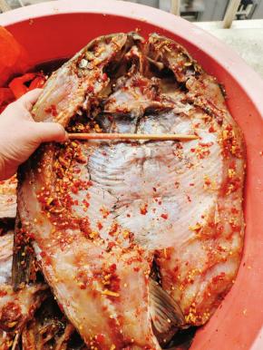 腌制好后用筷子把鱼肚子撑开，这样晾晒的时候比较容易干！